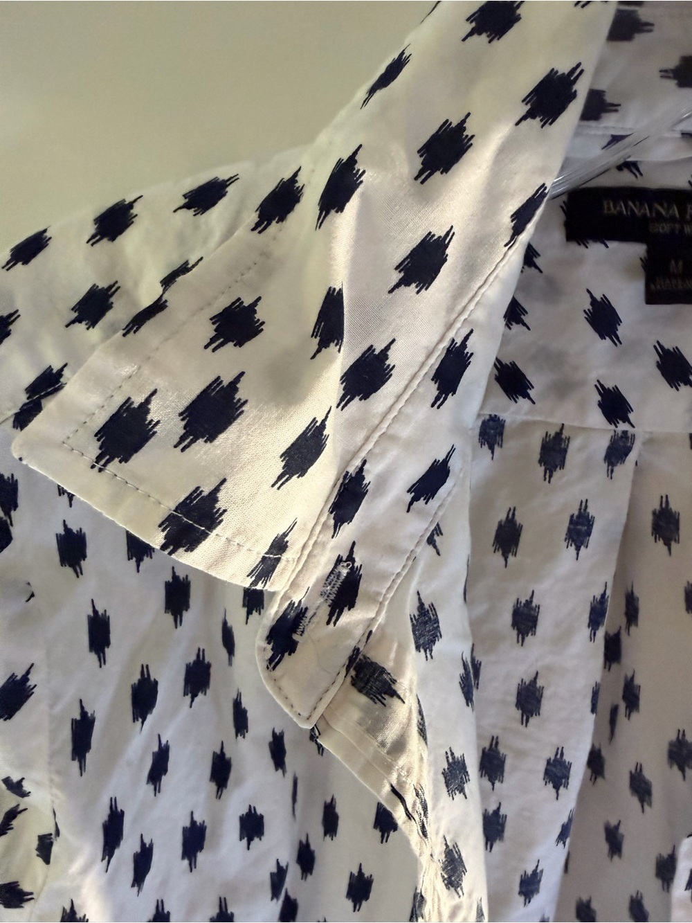 Banana Republic M White Button-Up Shirt with Navy Ikat Brushprint 100% cotton - Picture 4 of 13